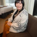 派手な服装のいやらしい体型の汗だくぽっちゃりおばさん